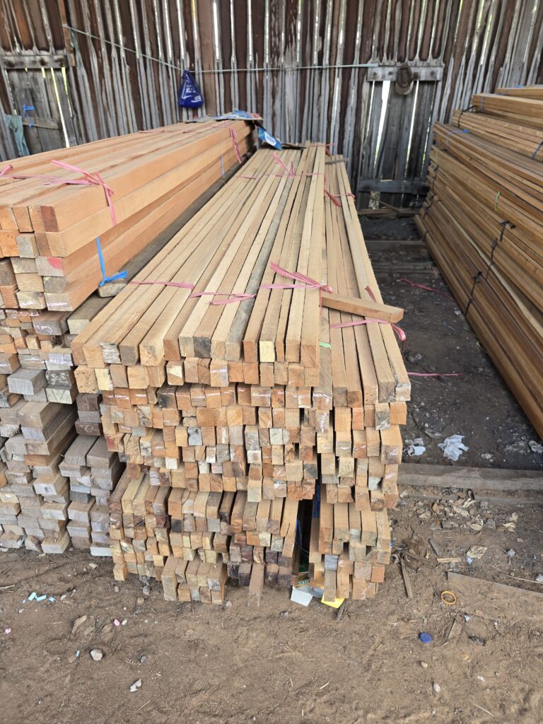 Tumpukan kaso kayu terikat