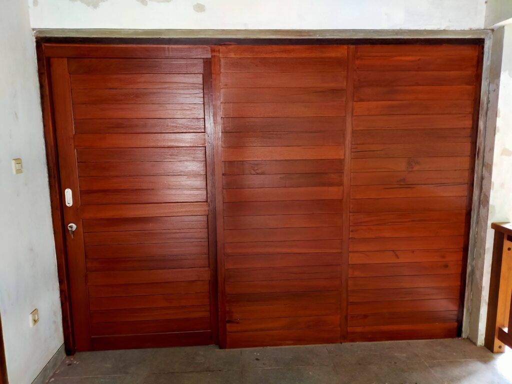 Pintu geser kayu dengan finishing mengkilap